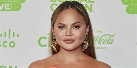 Chrissy Teigen shared a fully nude selfie showing fans